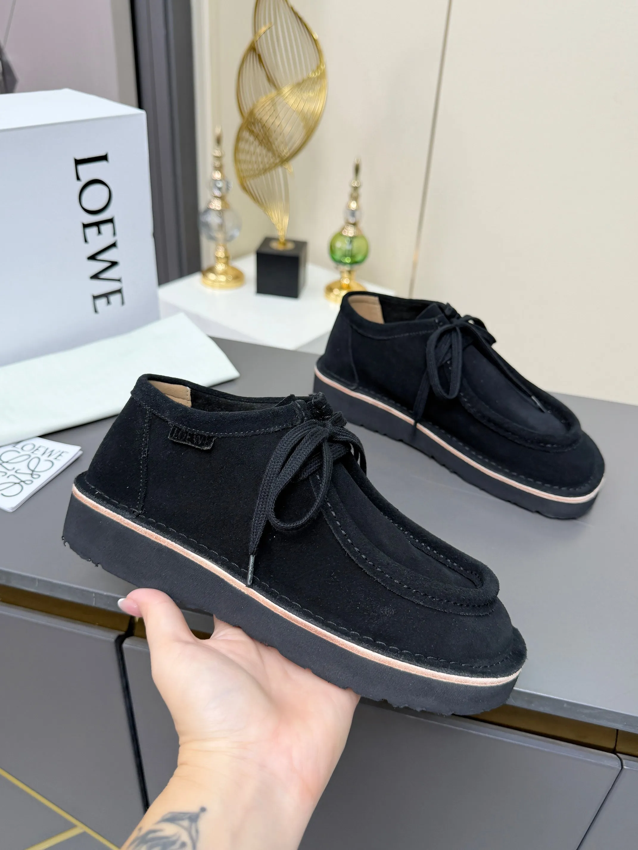 👟👟Ex-factory price 560👟👟 LOEWE·Loewe's latest kangaroo shoes, split cow leather, suede cow leather, thick-soled lace-up casual shoes, lace-up retro British style, from design to texture, allowing you to easily have a high-end luxury wearing experience. The upper is made of imported high-mercerized smooth cow suede. The delicate texture has a natural velvet-like sheen. Every inch exudes low-key sophistication. It is matched with the light-feeling EVA foam outsole. The 3-centimeter heel height is just right. It not only quietly elongates the body shape, but also brings the comfort of walking on the ground! The original version was purchased and developed, and the details are well handled. It is worth owning. It has a unique fashionable and trend-leading style. It is highly recommended to stock up. The shoe style is great, the leather is soft and comfortable, very comfortable on the feet and easy to match. ✦Fabric: imported high mercerized cowhide ✦Lining: no lining ✦Outsole: original EVA foam outsole ✦Number of sizes: women's size: 35#-40# (TT)